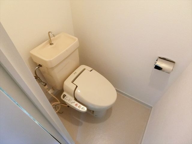 温水洗浄便座完備。