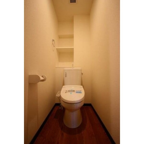 収納付きのトイレです