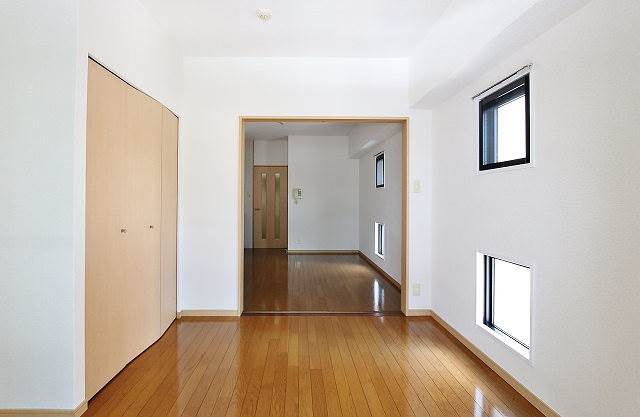 奥のお部屋には小さな窓付き