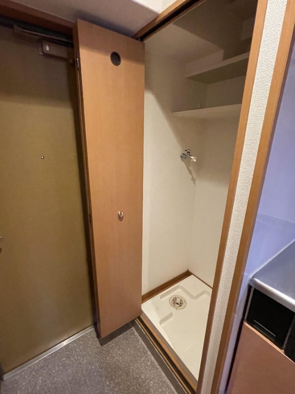 もちろん洗濯機置場は室内です。
