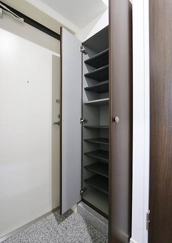 高さ調節ができるシューズボックスです