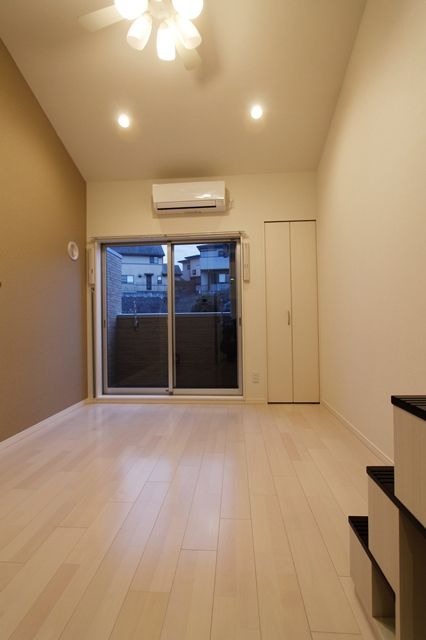 白基調で明るいお部屋です