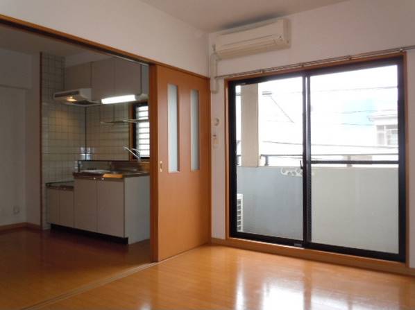 2面採光で電気なしでも明るいお部屋です