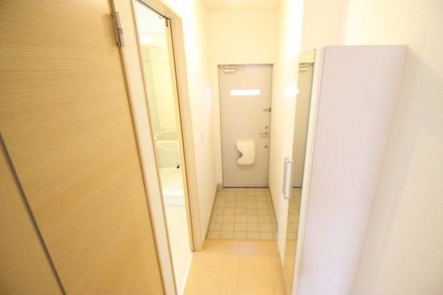 玄関はお洒落な階段付きです