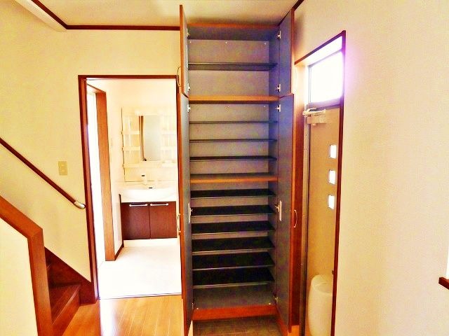 天井高のシューズボックスでたっぷり収納できます