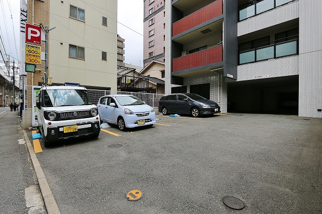 マンション裏にはコインパーキングがあります