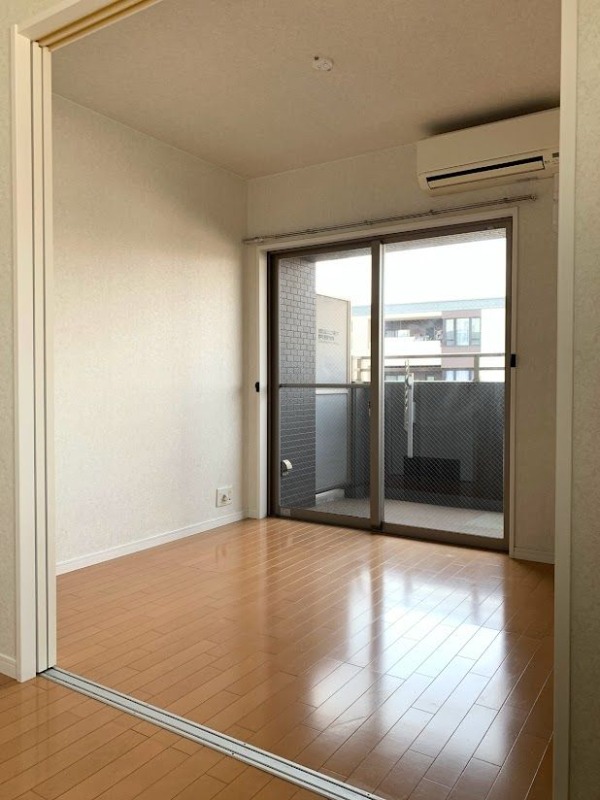 こちらは寝室にピッタリの洋室ですね