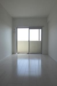 日差しが差し込み明るい部屋です