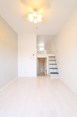 白基調で明るいお部屋です