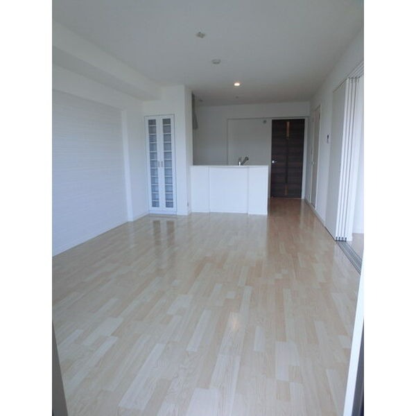 白基調の明るいお部屋です