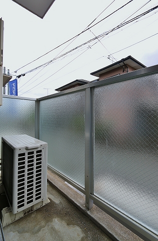 曇りガラスで外からの視線も守られます