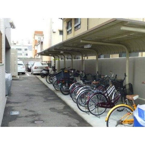 屋根付き駐輪場も完備しております