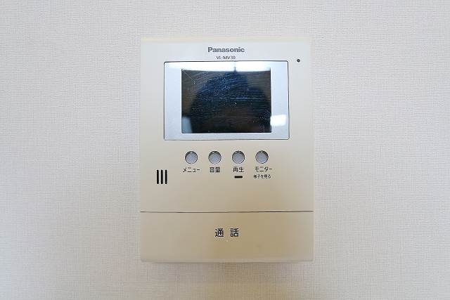 女性の一人暮らしでも安心のモニターフォンです