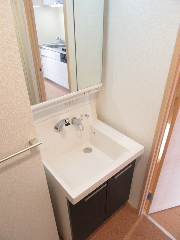 棚も充分にある洗面所で収納バッチリです