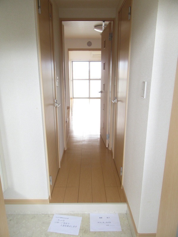 光も差し込み落ち着く色合いの玄関ですね