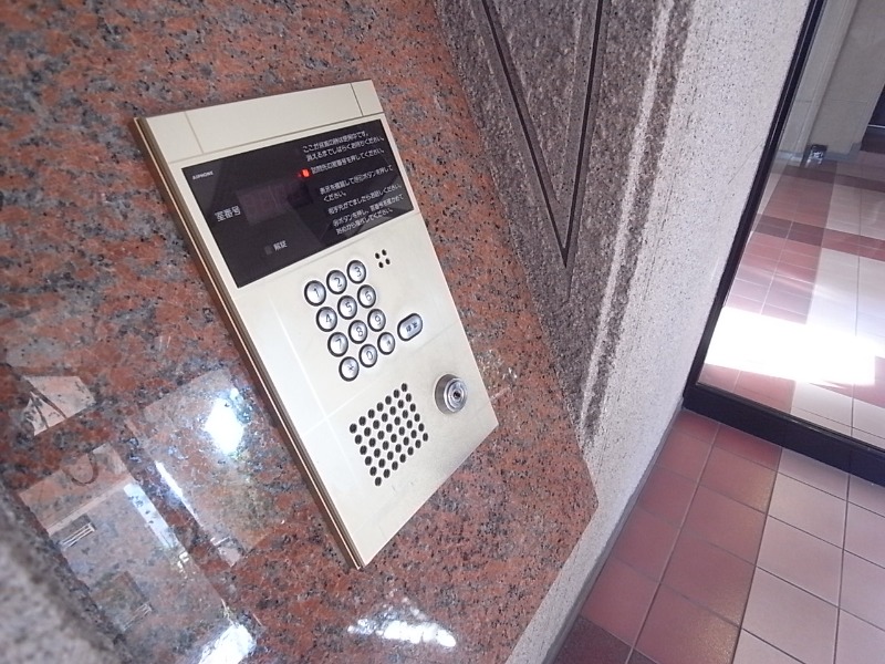オートロック完備。