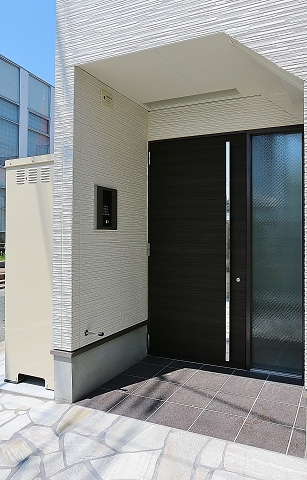 きれいなエントランスでオートロックの入り口です