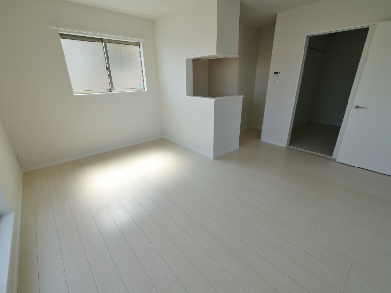 白基調の明るいお部屋です