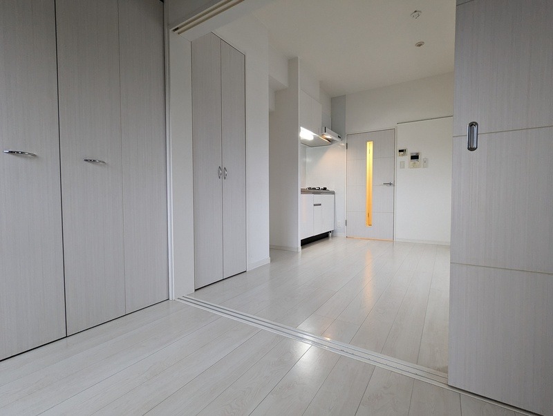 白を基調とした明るいお部屋です