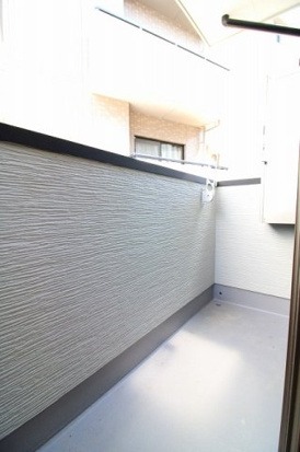 天気の良い日はこちらで洗濯物を干せます。