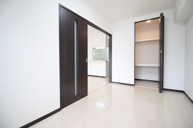 白基調の綺麗なお部屋です。