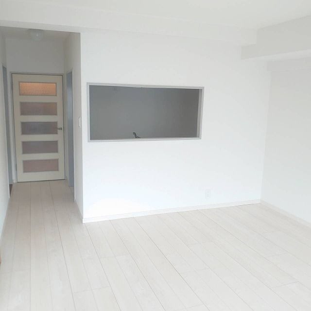 白基調の明るいリビングです