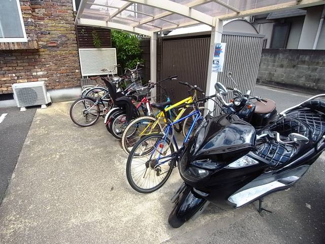 屋根付き駐輪場です。