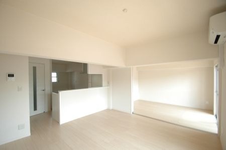 家具の配置がしやすいリビングですね