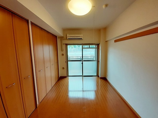 大きな窓があるので明るく感じますね