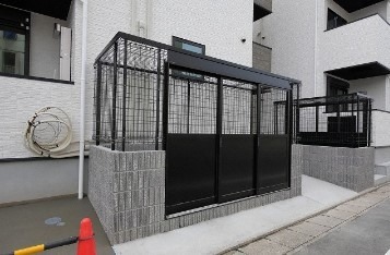 敷地内にごみを出せます。