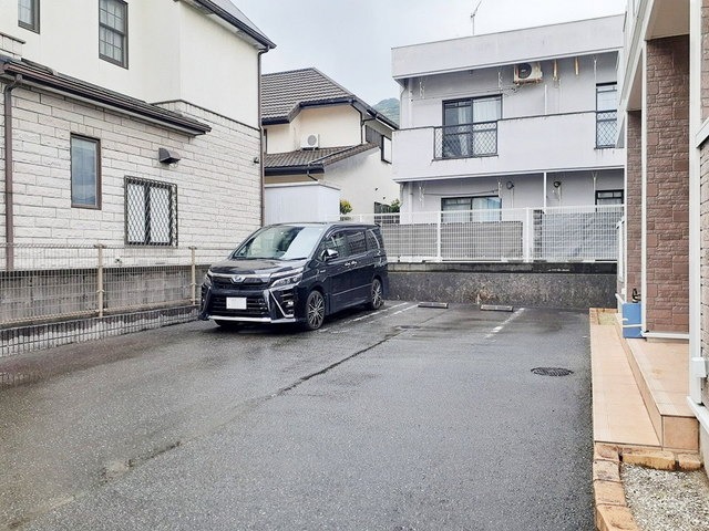 敷地内駐車場完備。