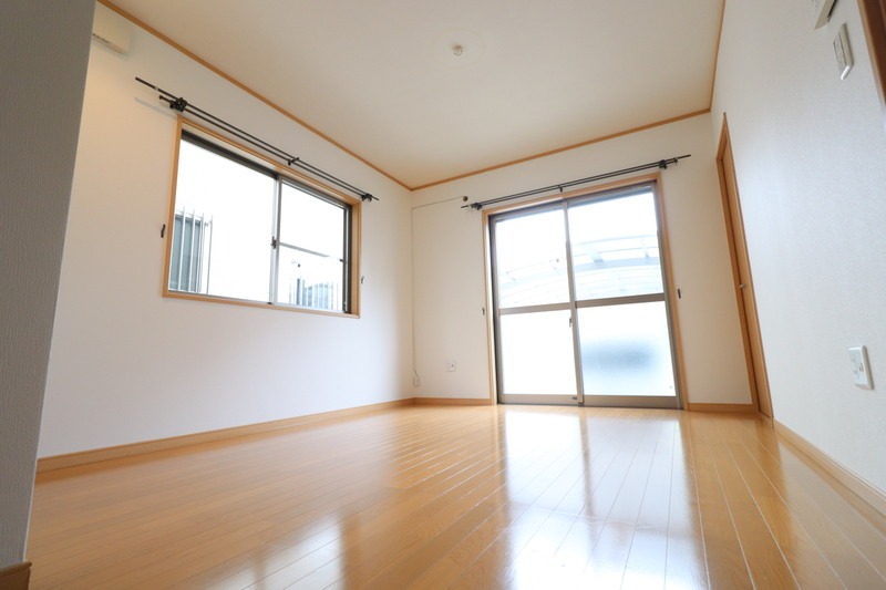 こちらは寝室にピッタリの洋室です