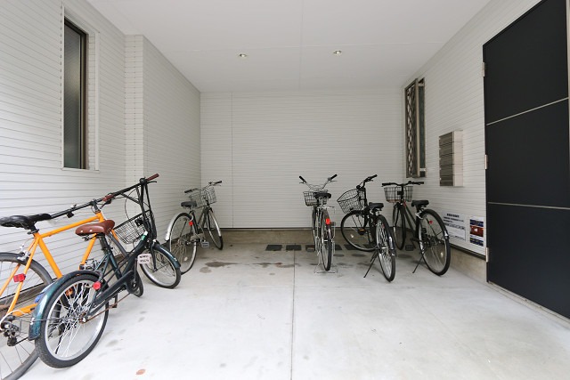 屋根付きの駐輪場になります