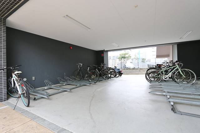駐輪場は屋根つきです