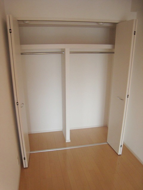 かさばりやすいお洋服もたっぷり収納できます