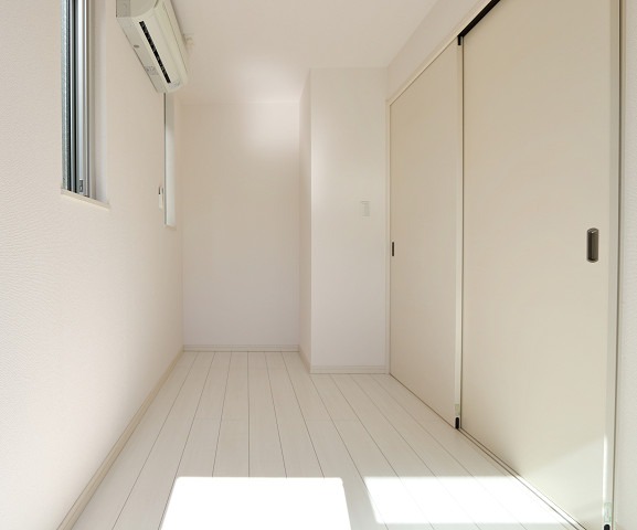 こちらは寝室として使える洋室となっております