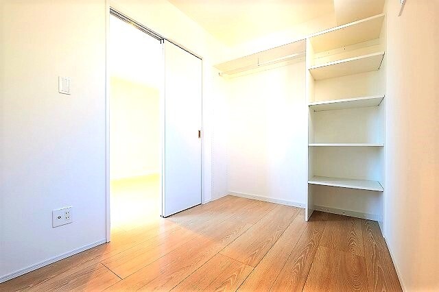 お洋服の収納はこちらでバッチリですね