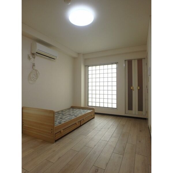 広々とした洋室です。