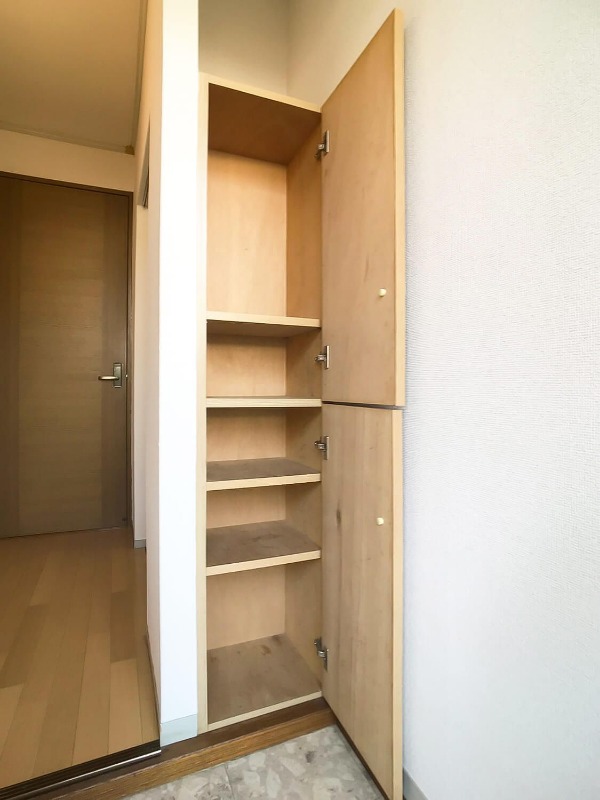 お靴はこちらへ