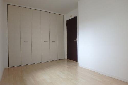 こちらは寝室にピッタリの洋室です