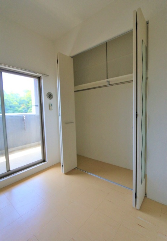 上部収納とクローゼットでお部屋スッキリ