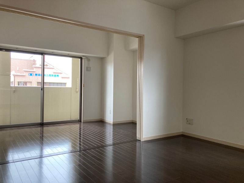 こちらは寝室にピッタリの洋室です