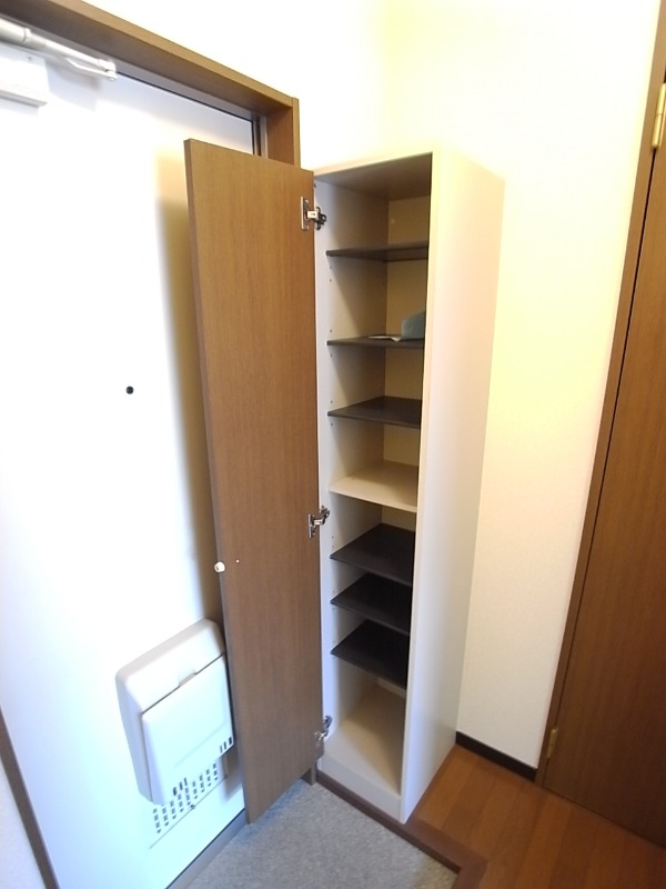 玄関収納完備。
