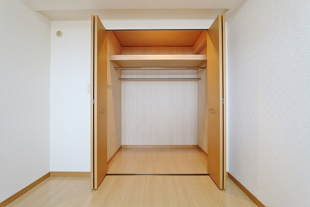 かさばりやすいお洋服もたっぷり収納できます