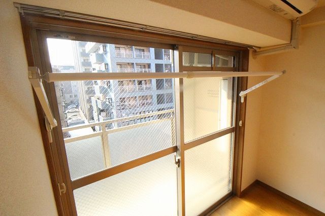 便利な室内物干し付きです。