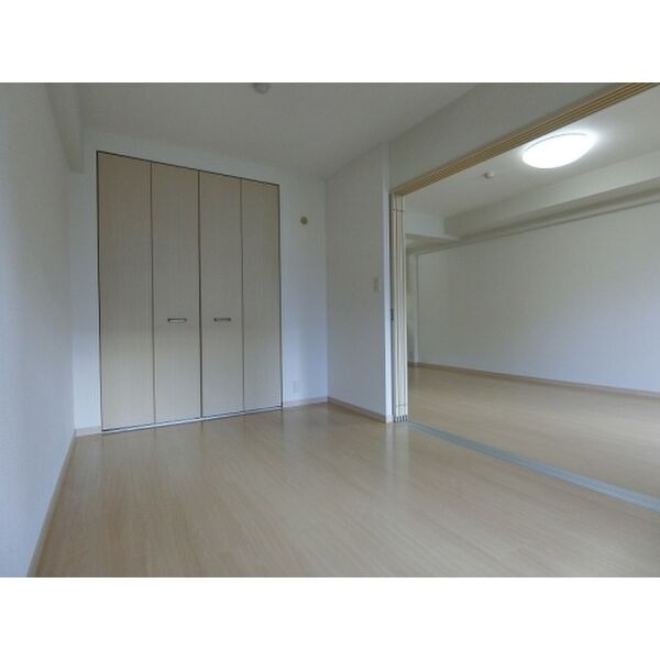 白基調の明るいお部屋です