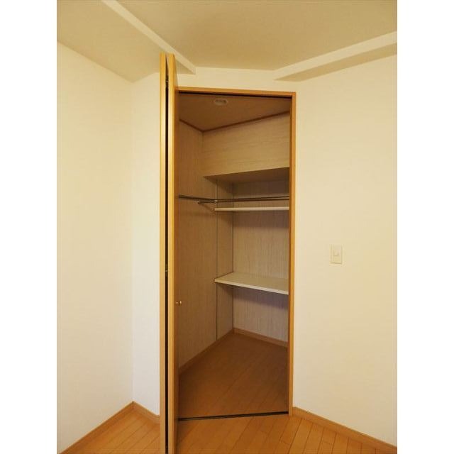 こちらにも収納があり