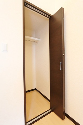 かさばりやすいお洋服もたっぷり収納可能です
