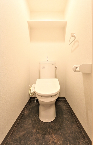 収納棚付きの清潔感のあるトイレです