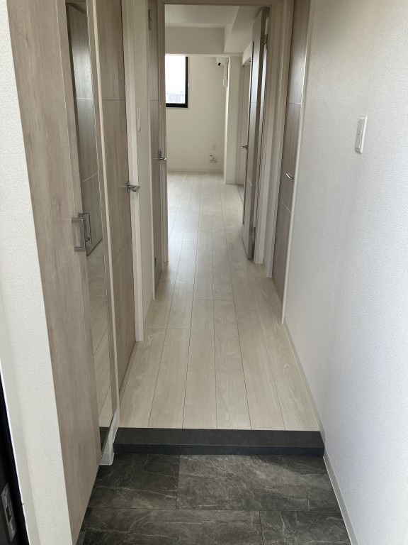 白基調で明るい玄関ですね